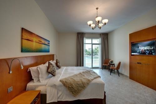 Дубай: J5 Three Bedroom Terrace Apartment Motor City families only
