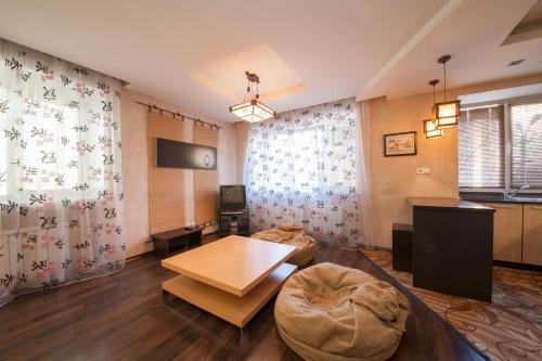 Красноярск: Apartment on Kirova 10