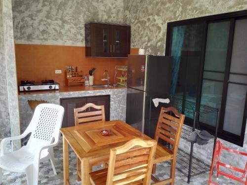 Такуа Па: Nananuira Apartment and Room