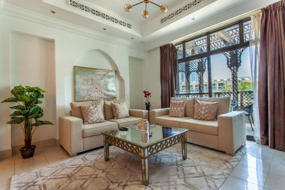 Дубай: Traditional Meets Modern in Downtown