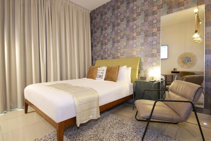 Дубай: Signature Holiday Homes - Elegant Studio Apartment in Arena Apartments