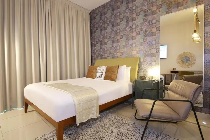 Дубай: Signature Holiday Homes - Elegant Studio Apartment in Arena Apartments