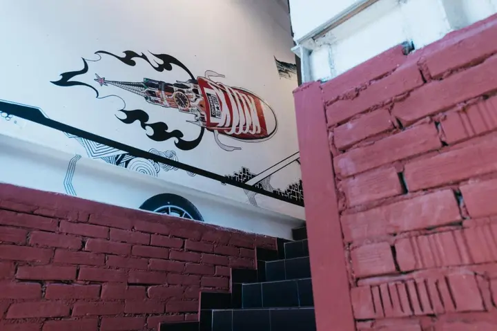Москва: Хостел и кофейня Keds