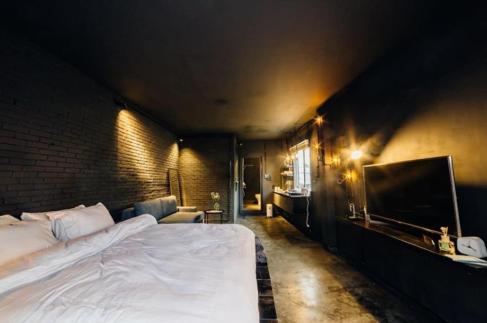 City corner apartment is comfortable and quiet — фото 6