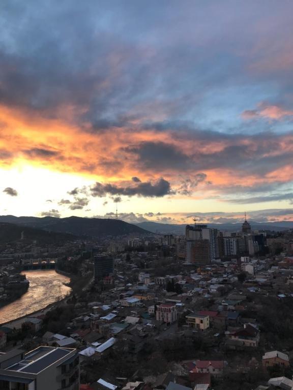 Тбилиси: Stylish Studio Apt W Cozy Balcony And Amazing Sunset View