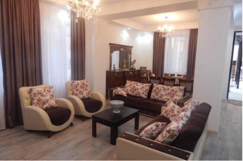 Кобулети: Leon's House