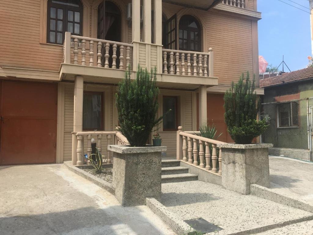 Батуми: Denizs House