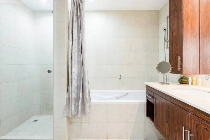 Дубай: Home Opposite the Burj with Epic Views From Every Room