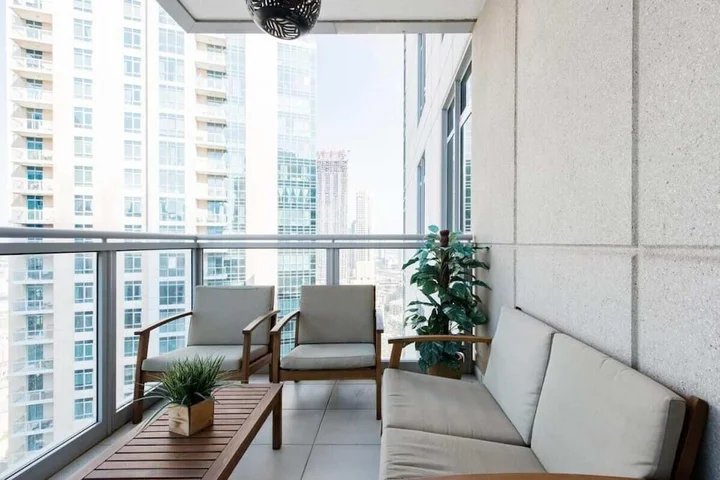 Дубай: Home Opposite the Burj with Epic Views From Every Room
