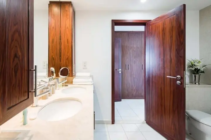 Дубай: Home Opposite the Burj with Epic Views From Every Room