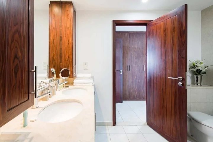 Дубай: Home Opposite the Burj with Epic Views From Every Room