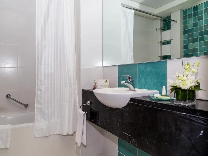 Дубай: Two Bedroom Apartment Near Baniyas Road By Luxury Bookings