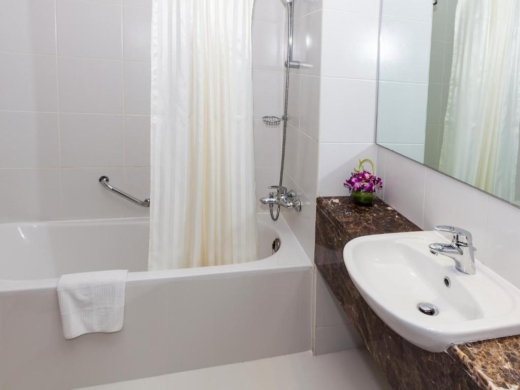 Дубай: Two Bedroom Apartment Near Baniyas Road By Luxury Bookings