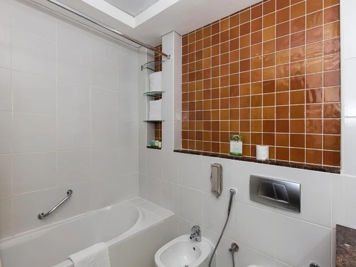 Дубай: Two Bedroom Apartment Near Baniyas Road By Luxury Bookings
