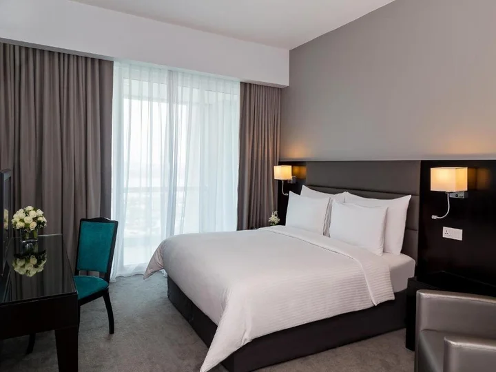 Дубай: Two Bedroom Apartment Near Baniyas Road By Luxury Bookings