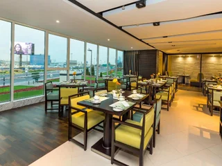 Дубай: Two Bedroom Apartment Near Baniyas Road By Luxury Bookings