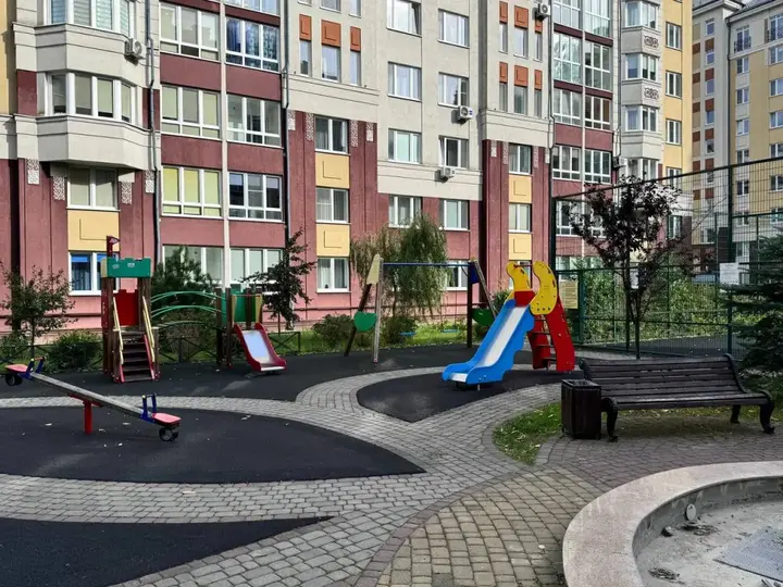 Зеленоградск: Апартаменты 39квартир с детской кроваткой