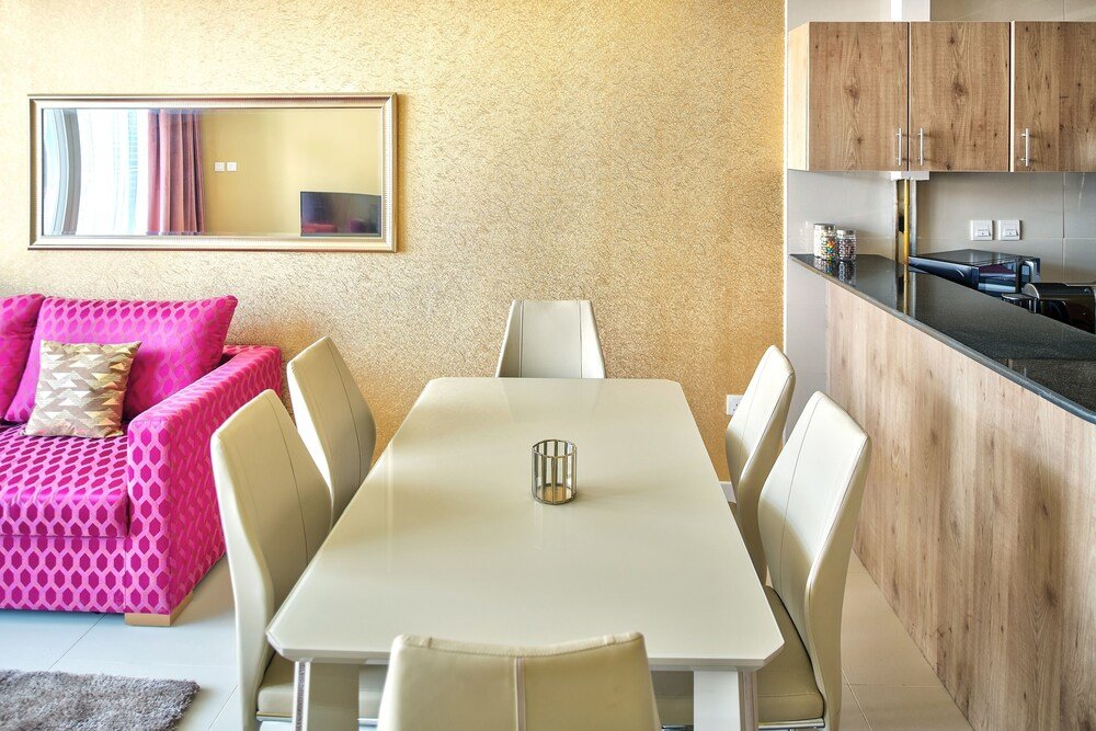 Дубай: Luxury Staycation Continental Tower