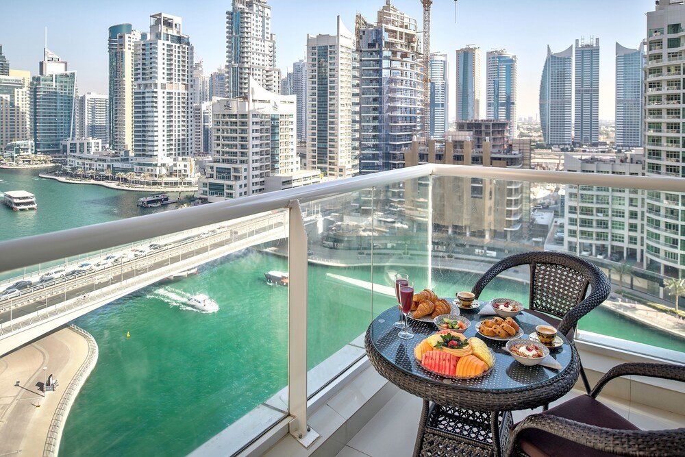 Дубай: Luxury Staycation Continental Tower