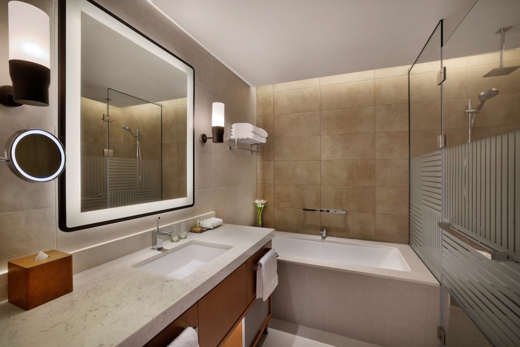 Шарджа: Doubletree By Hilton Sharjah Waterfront Hotel & Suites