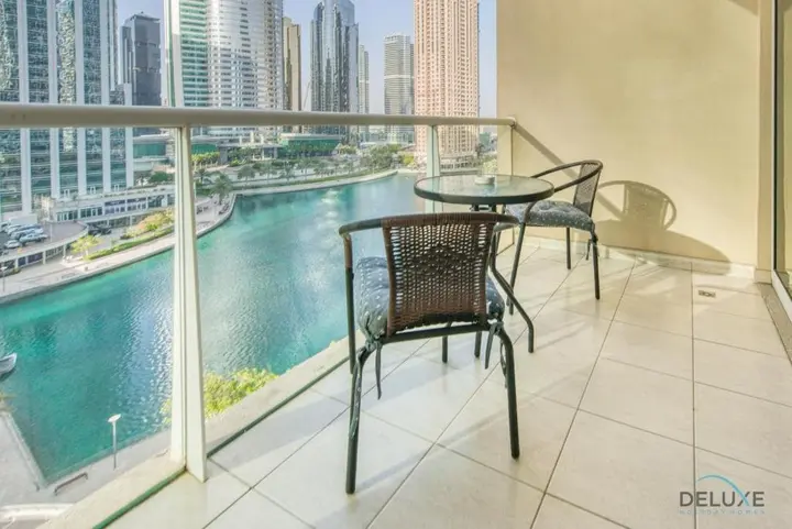Дубай: Calm Studio at Lake View Tower JLT by Deluxe Holiday Homes