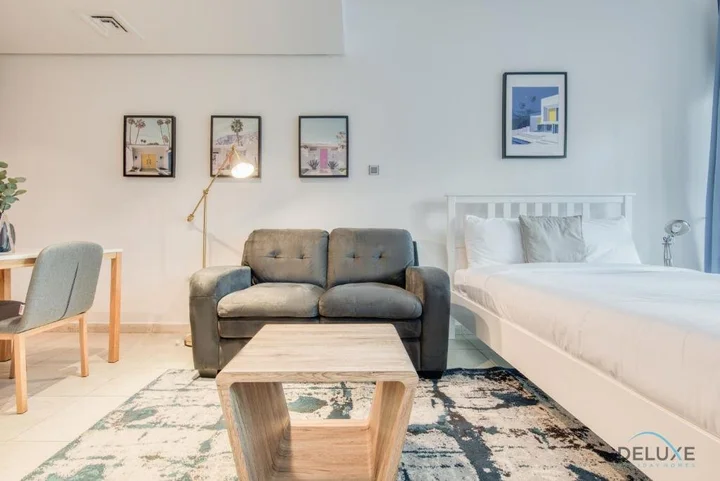 Дубай: Calm Studio at Lake View Tower JLT by Deluxe Holiday Homes
