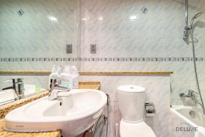 Дубай: Calm Studio at Lake View Tower JLT by Deluxe Holiday Homes