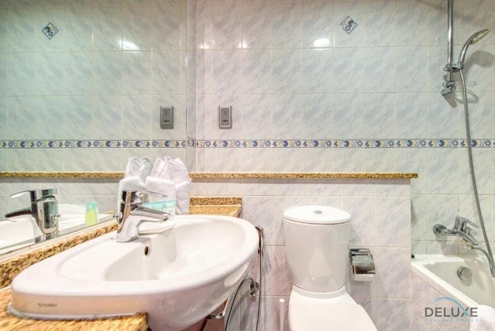 Дубай: Calm Studio at Lake View Tower JLT by Deluxe Holiday Homes