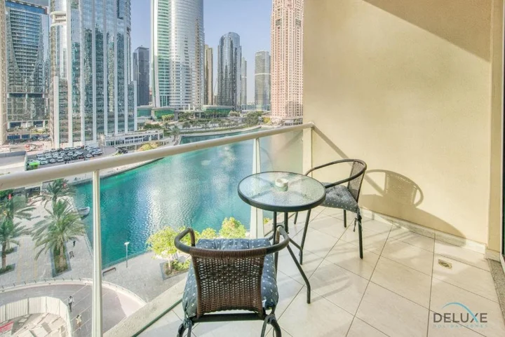 Дубай: Calm Studio at Lake View Tower JLT by Deluxe Holiday Homes