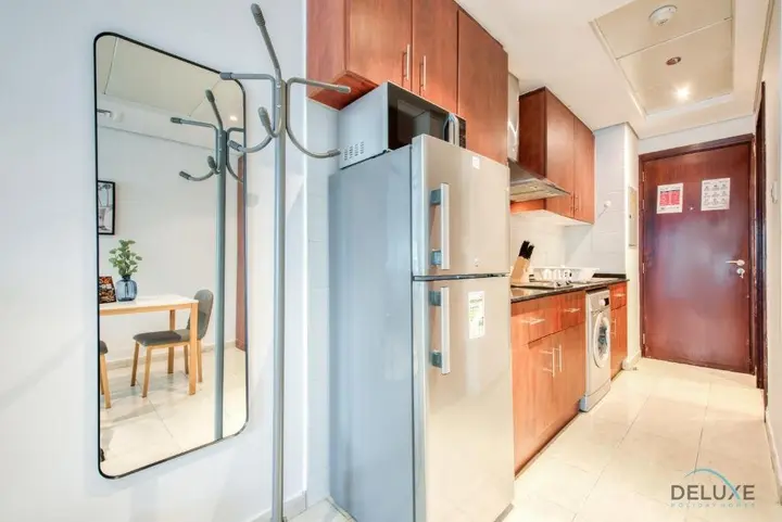 Дубай: Calm Studio at Lake View Tower JLT by Deluxe Holiday Homes