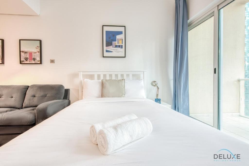 Дубай: Calm Studio at Lake View Tower JLT by Deluxe Holiday Homes