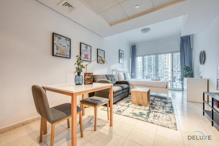 Дубай: Calm Studio at Lake View Tower JLT by Deluxe Holiday Homes