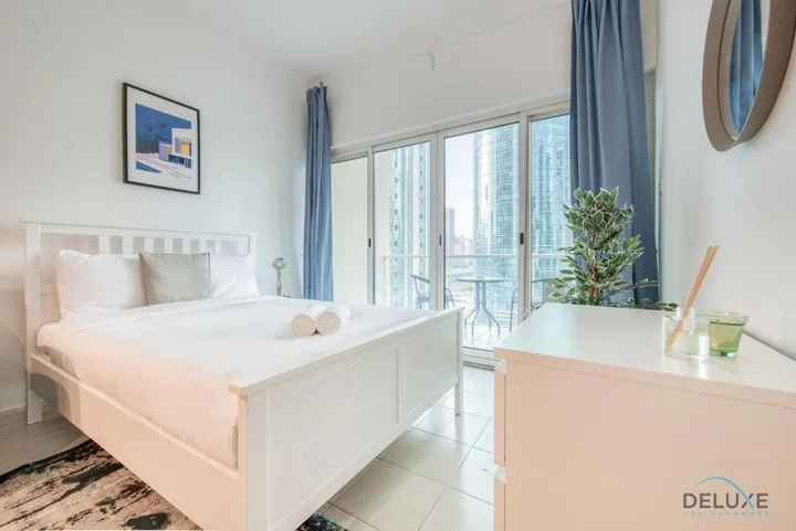 Дубай: Calm Studio at Lake View Tower JLT by Deluxe Holiday Homes