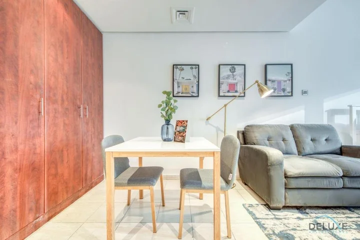 Дубай: Calm Studio at Lake View Tower JLT by Deluxe Holiday Homes