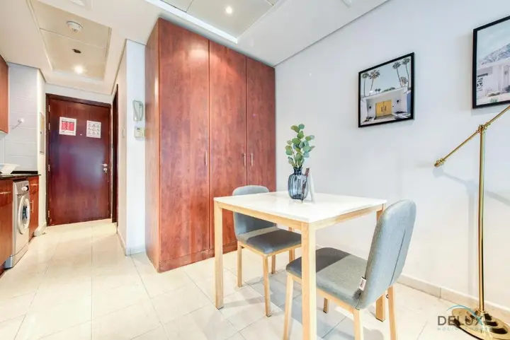 Дубай: Calm Studio at Lake View Tower JLT by Deluxe Holiday Homes