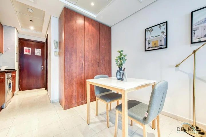 Дубай: Calm Studio at Lake View Tower JLT by Deluxe Holiday Homes