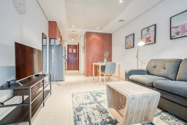 Дубай: Calm Studio at Lake View Tower JLT by Deluxe Holiday Homes
