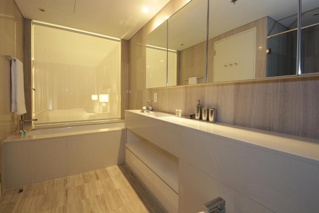 Дубай: Signature Holiday Homes - Luxury 1 Bedroom Apartment D1 Tower Waterfront View
