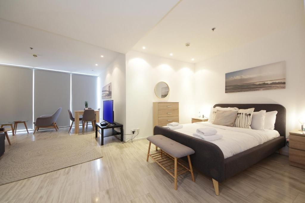 Дубай: Signature Holiday Homes - Luxury 1 Bedroom Apartment D1 Tower Waterfront View