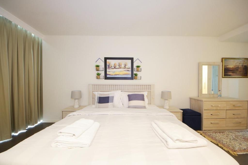 Дубай: Апартаменты Signature Holiday Homes - Luxury 3 Bedroom Apartment D1 Tower Waterfront View
