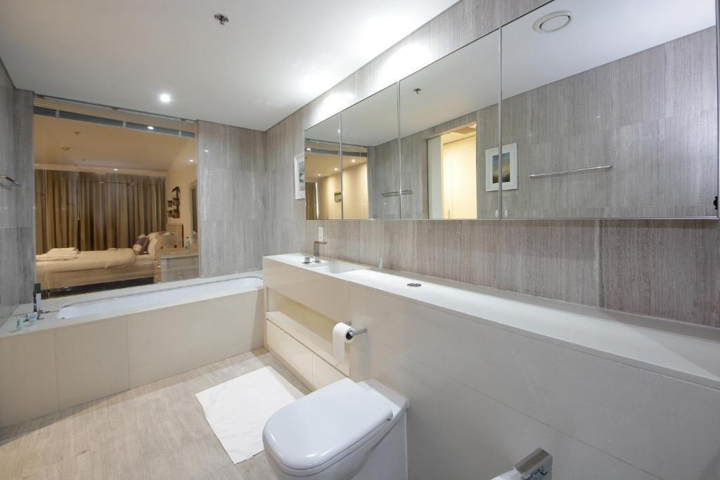 Дубай: Апартаменты Signature Holiday Homes - Luxury 3 Bedroom Apartment D1 Tower Waterfront View