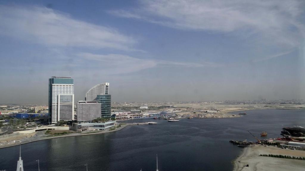 Дубай: Апартаменты Signature Holiday Homes - Luxury 3 Bedroom Apartment D1 Tower Waterfront View