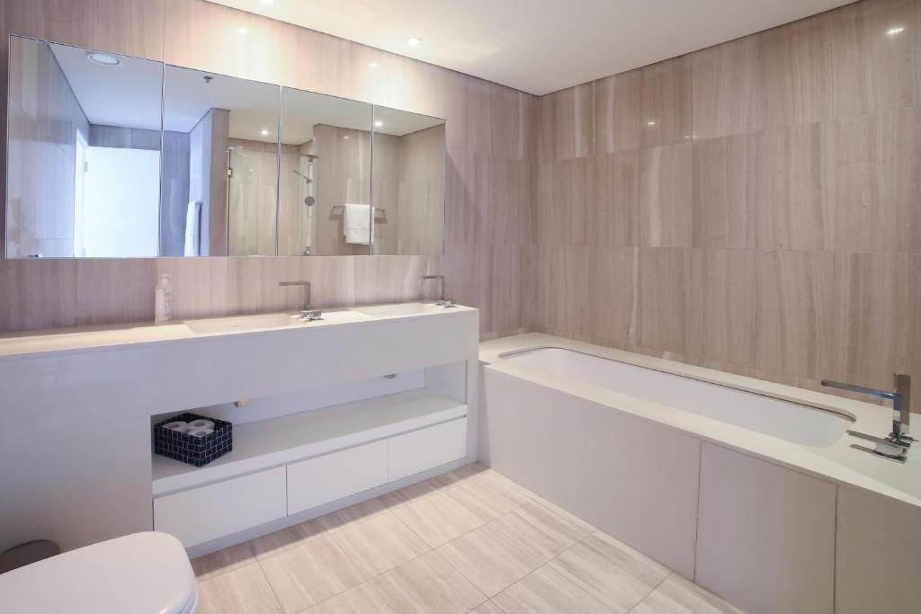 Дубай: D1 Tower - 2BR Apartment - Allsopp&Allsopp
