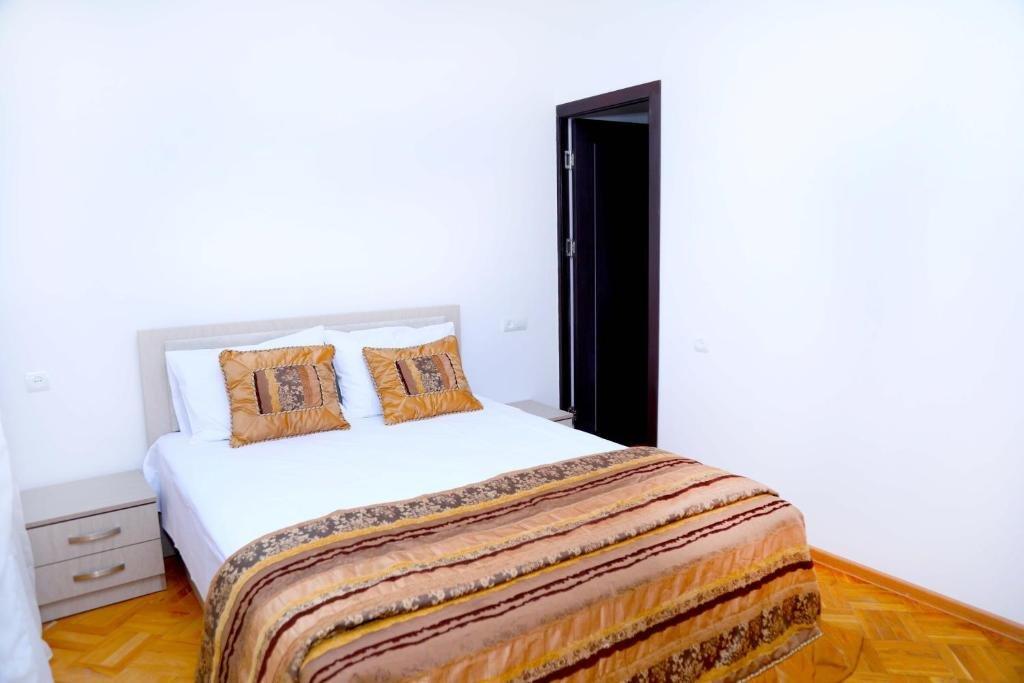 Ереван: Sunny apartment on Sayat-Nova Avenue & Tours