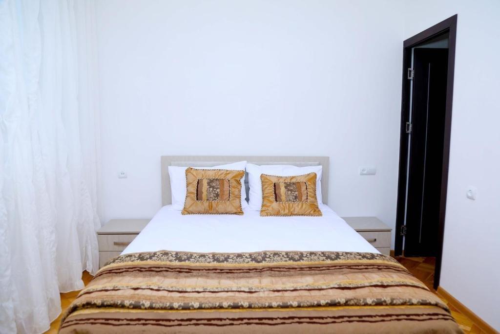 Ереван: Sunny apartment on Sayat-Nova Avenue & Tours