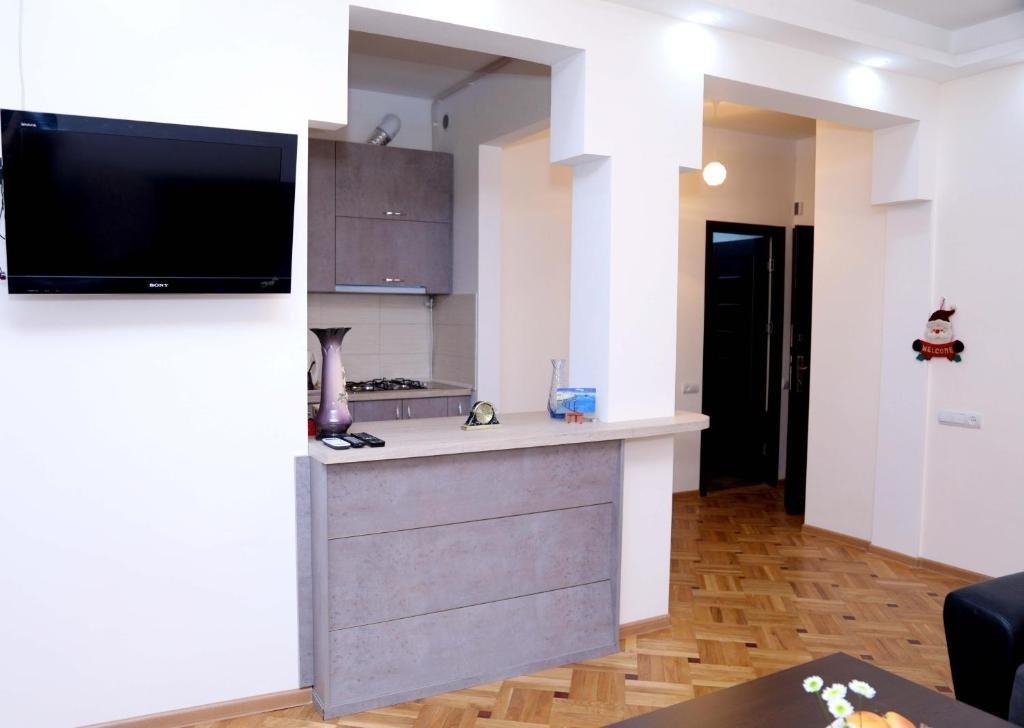 Ереван: Sunny apartment on Sayat-Nova Avenue & Tours
