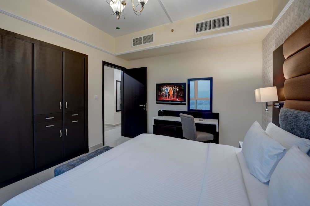 Дубай: Emirates Grand Apartments