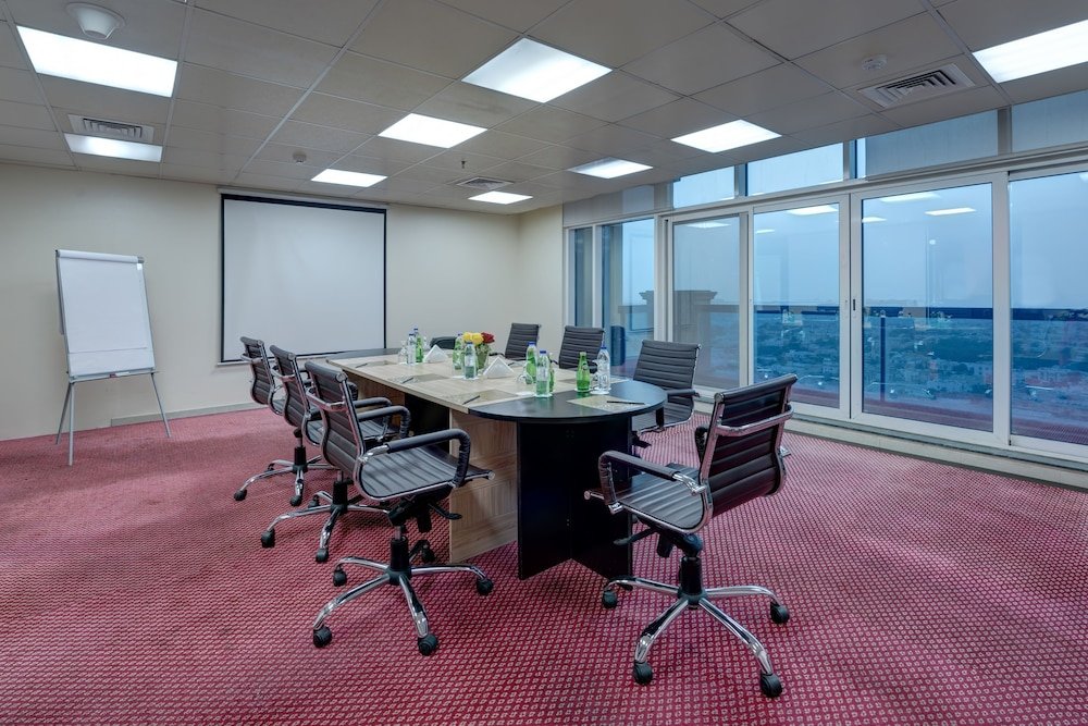 Дубай: Emirates Grand Apartments