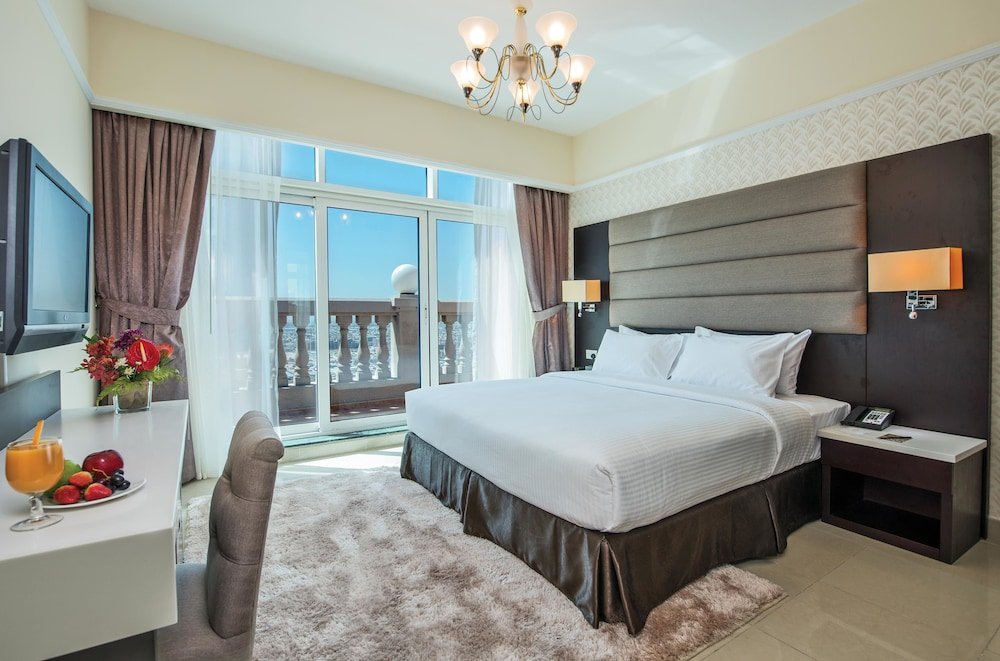 Дубай: Emirates Grand Apartments