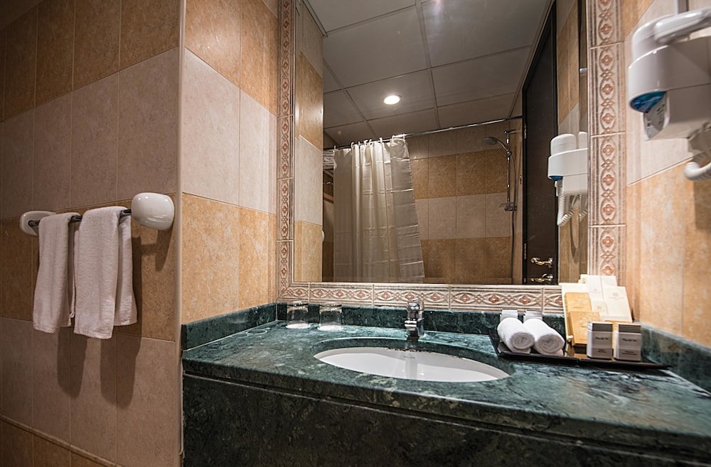 Дубай: Emirates Grand Apartments
